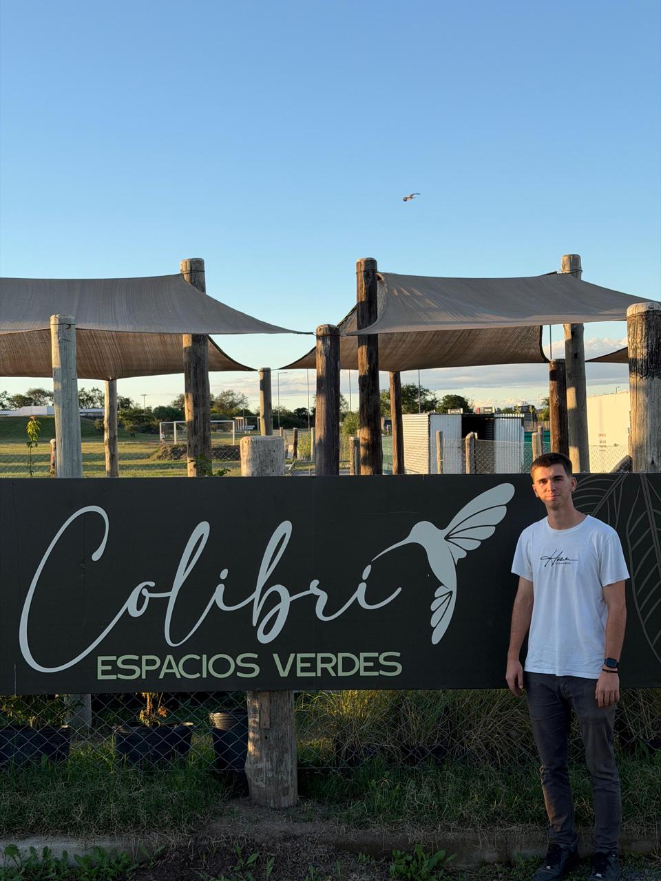 Equipo de Colibrí Espacios Verdes en la entrada del vivero