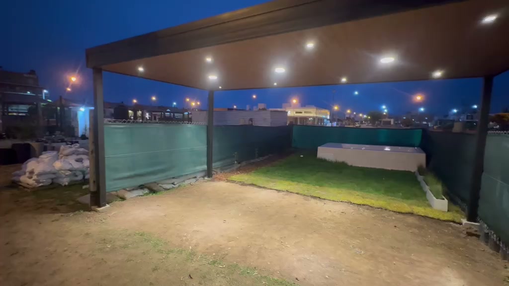 Galería iluminada de noche construida por Colibrí Espacios Verdes en Córdoba